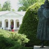Pomnik-Jana-Kochanowskiego-przed-muzeum-w-Czarnolesie