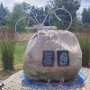 Świebodów - głaz upamiętniający R. Szurkowskiego